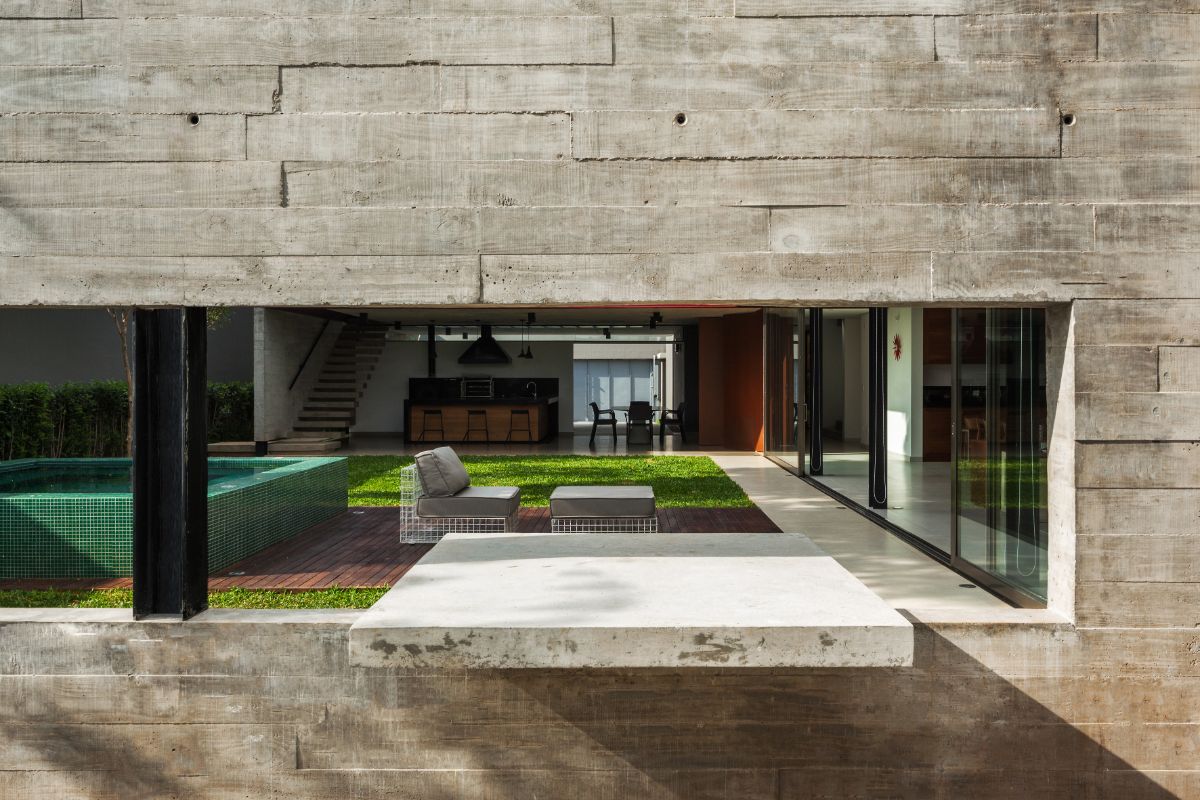 The metal beams on the edge of the volume parallel to the street, reinforce the idea of independence between the volumes and reveal the structural functioning of the house.