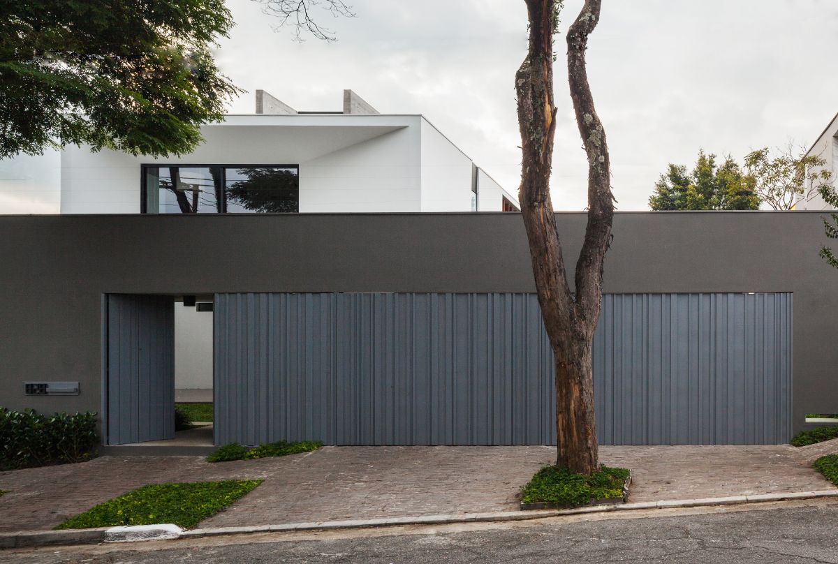 The residence has a mixed structure of pillars and metal “I” beams and massive slabs of concrete with 20 cm thickness.