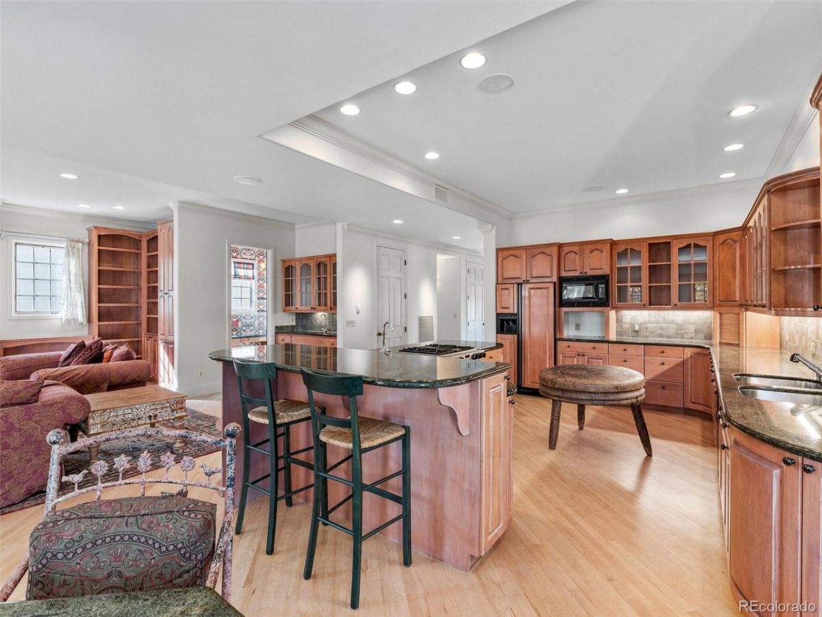 The kitchen features a kitchen peninsula and granite countertops.