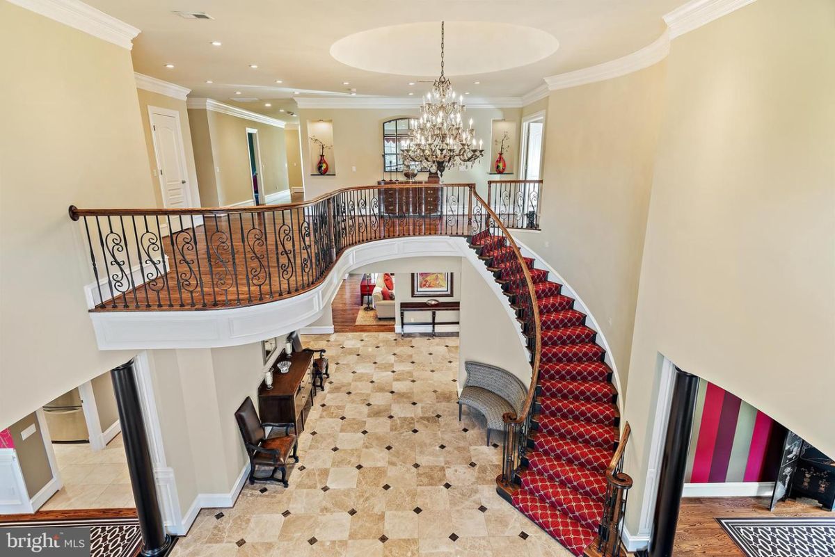 The luxurious curve staircase with carpet cover is the emphasis on the house.