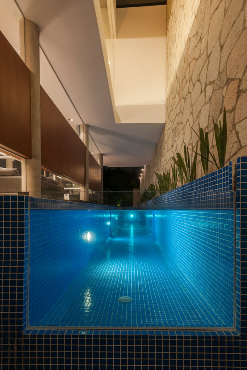 The swimming lane displaces volume and creates a light opening, which gently bathes the ground floor in light.