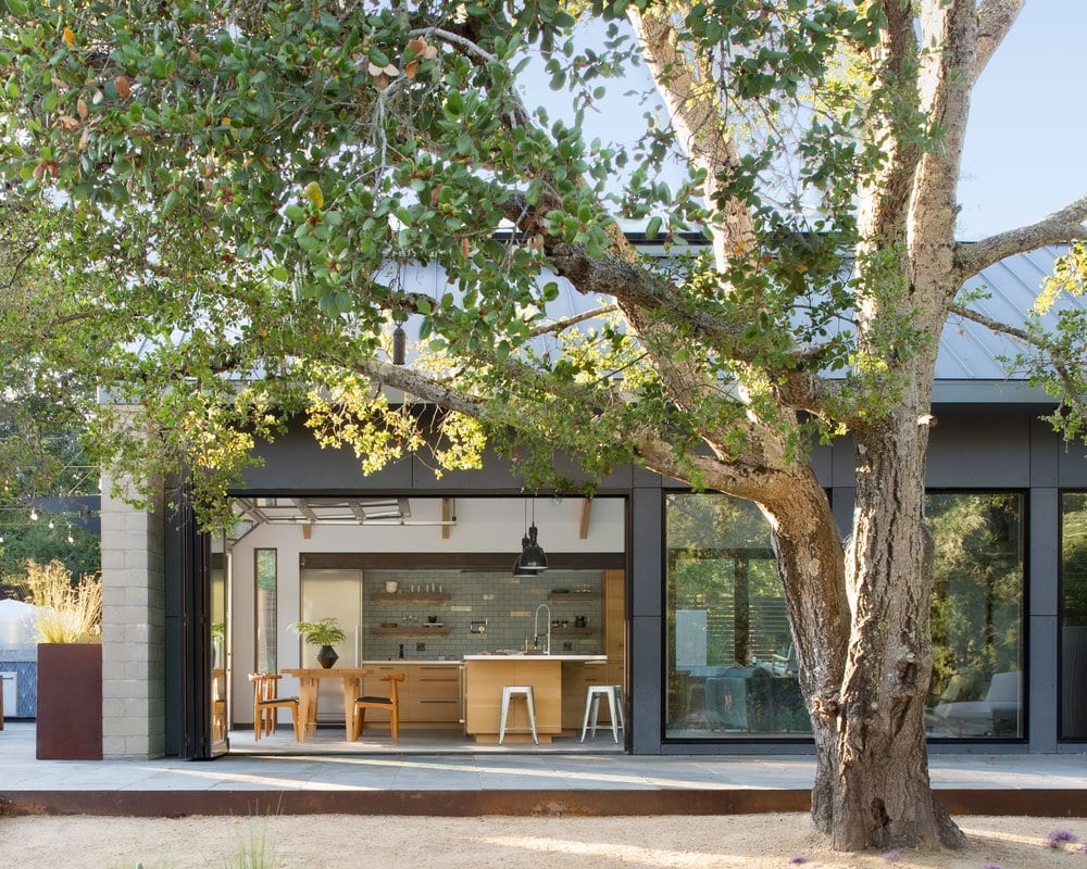 The house does not have a traditional front door. Guests are welcomed through an unlocked entry gate and then follow a path that leads them to the central dining terrace and door beyond. It creates a warm atmosphere, you’re already invited in the moment you pass the gate. 