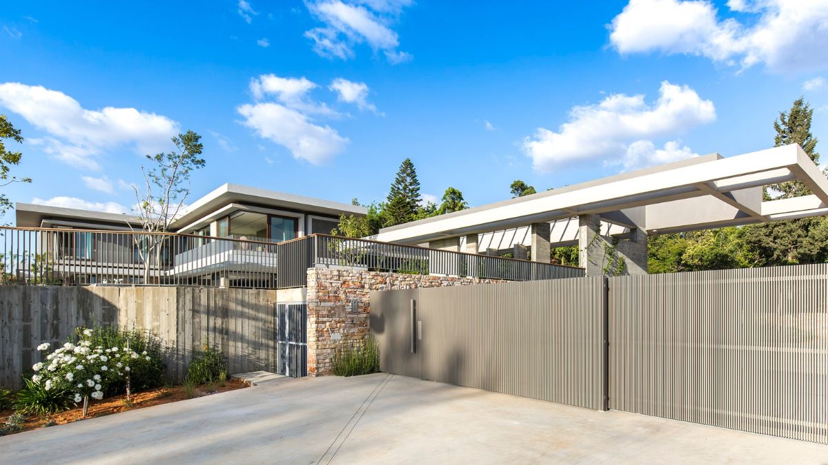 The gates were the perfect height, and looking at the house from the outside exudes serenity and tranquility.