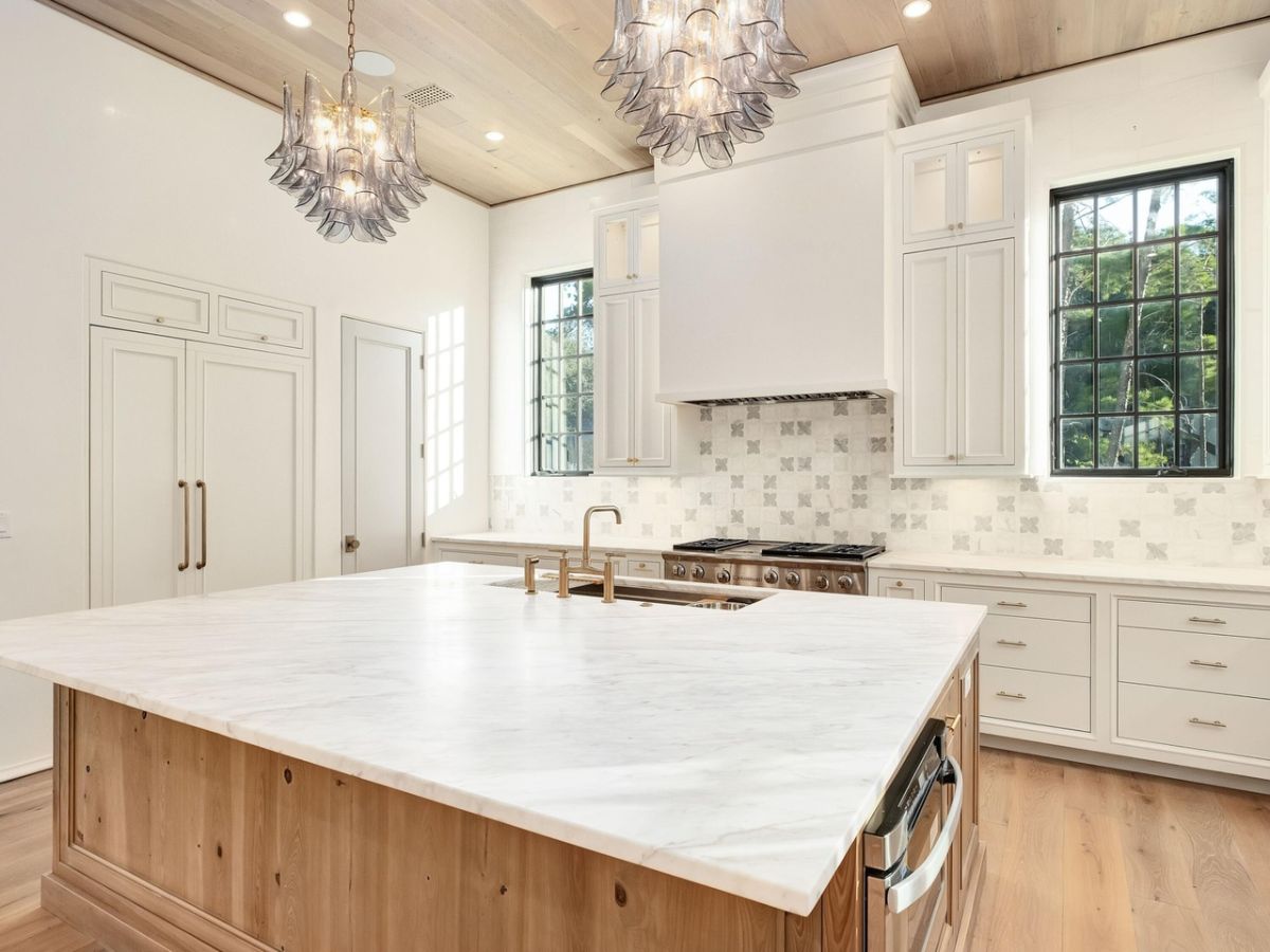 The kitchen features a kitchen island with a tile countertop, lit by luxurious ceiling lights.