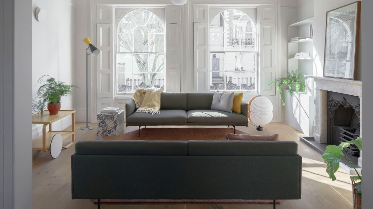 The living room has a cheerful atmosphere, and you can sense the natural aura of the surroundings thanks to the tiny plants and light that comes in through the window.