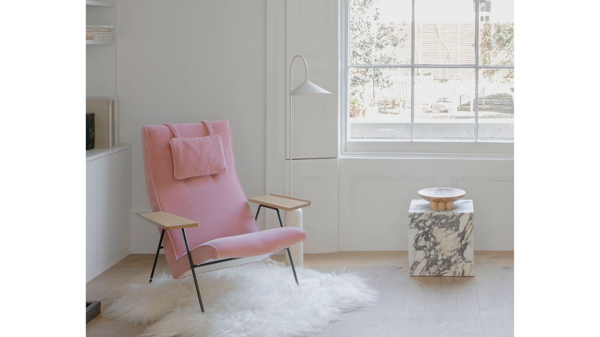 The living room becomes even more beautiful when you take a closer look at the pink bench and fuzzy carpet.