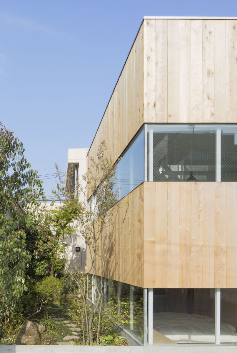 The uninterrupted glass slit around the entire ground floor means that the house is opening up to all sides, to wide and narrow garden spaces.