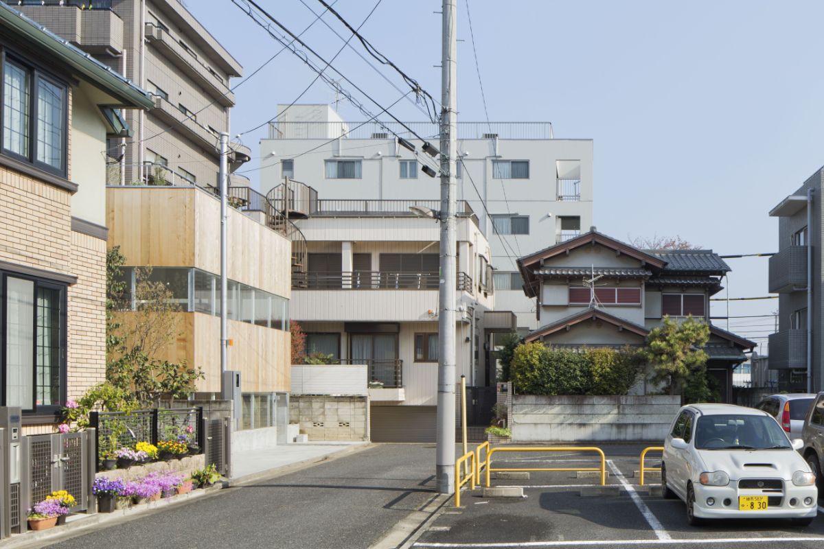 A street view of the Nerima house with neighbouring houses.