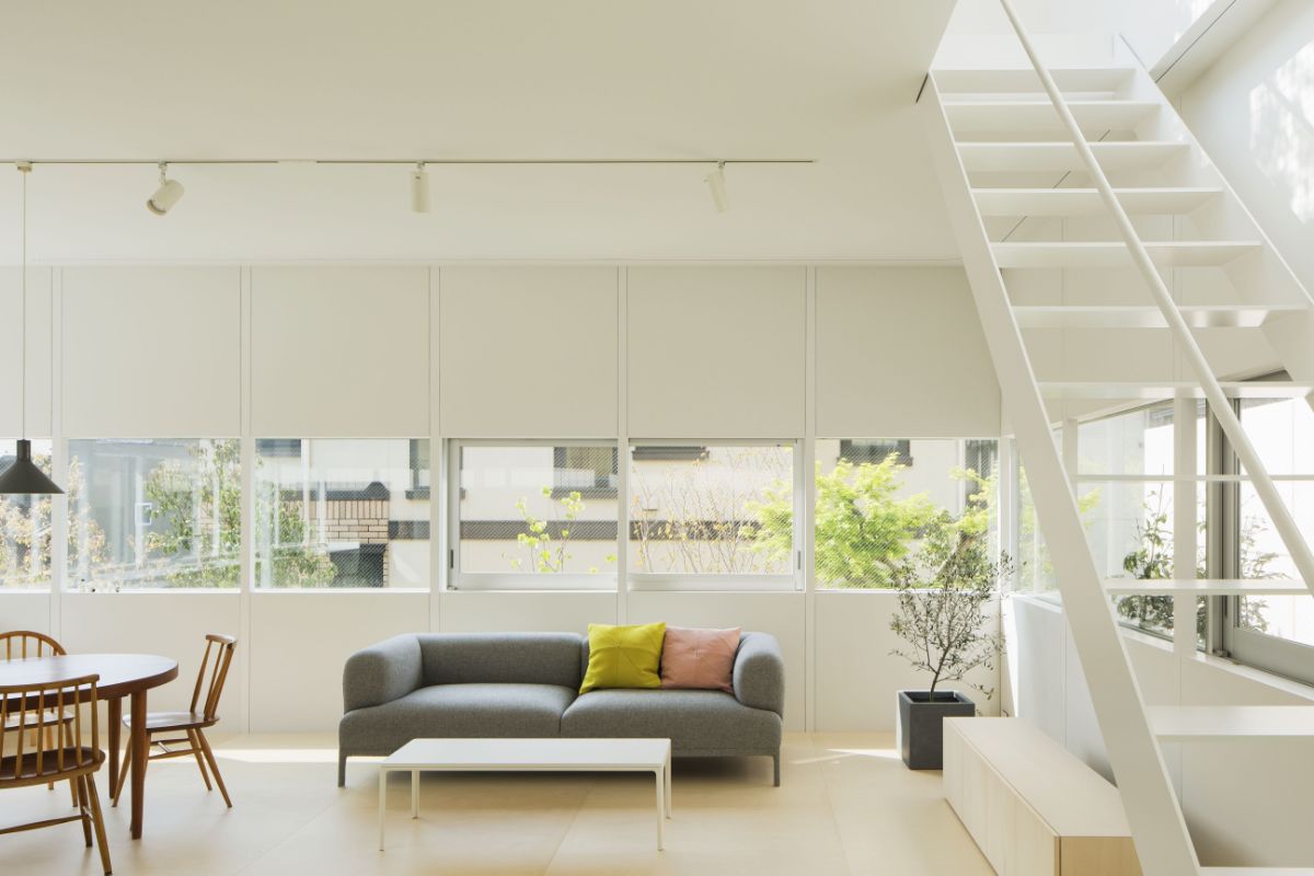 The living and dining area has a glass slit that allows you to feel semi-outdoors while enjoying a 360-degree panorama of the site, treetops, and sky.