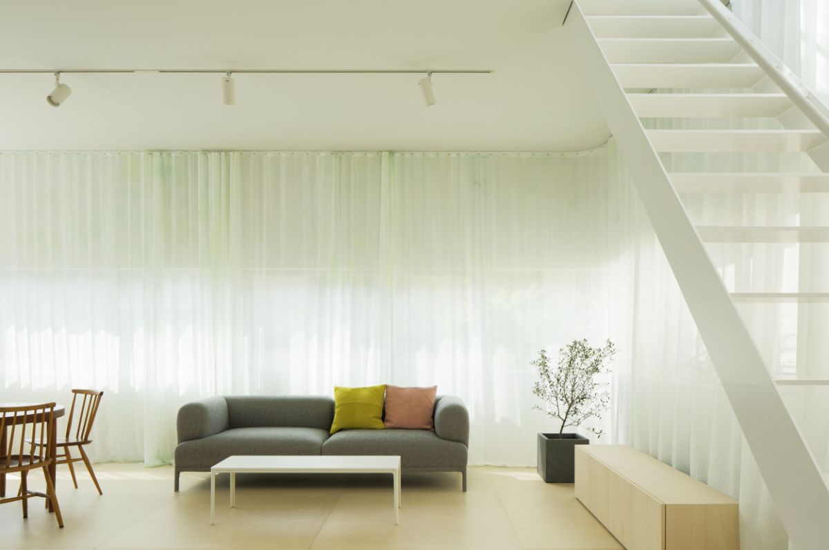 To provide privacy, the second floor can be completely covered with curtains.