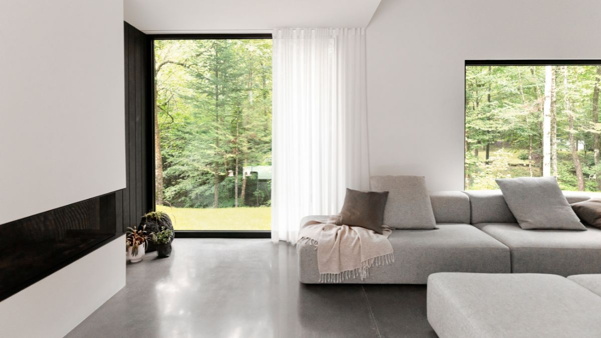 Large square windows in the living area create a rhythm with the framed views of the creek running along the longitudinal space.