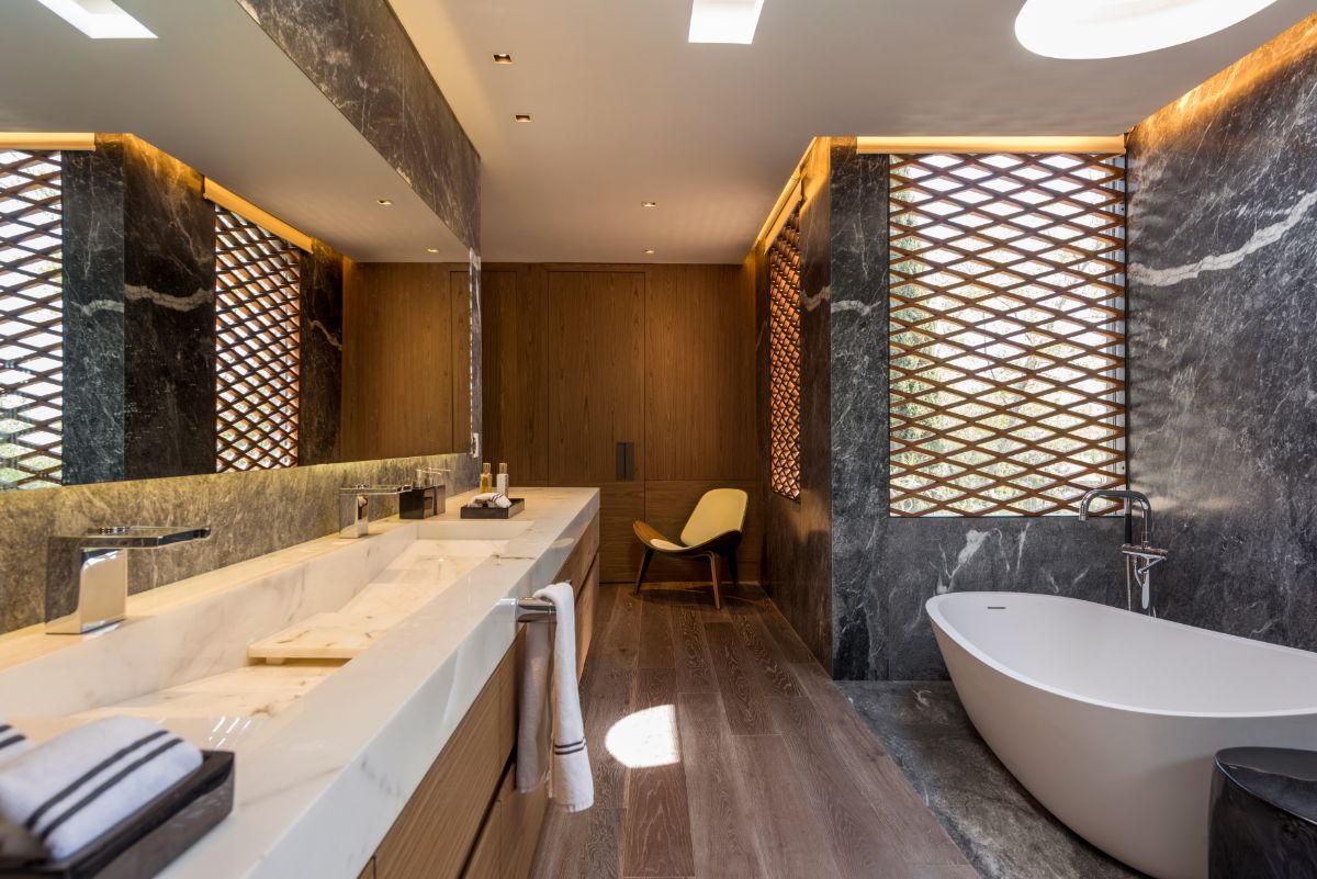 The bathroom were carefully located with huge openings to create a diaphanous and intimate ambience.