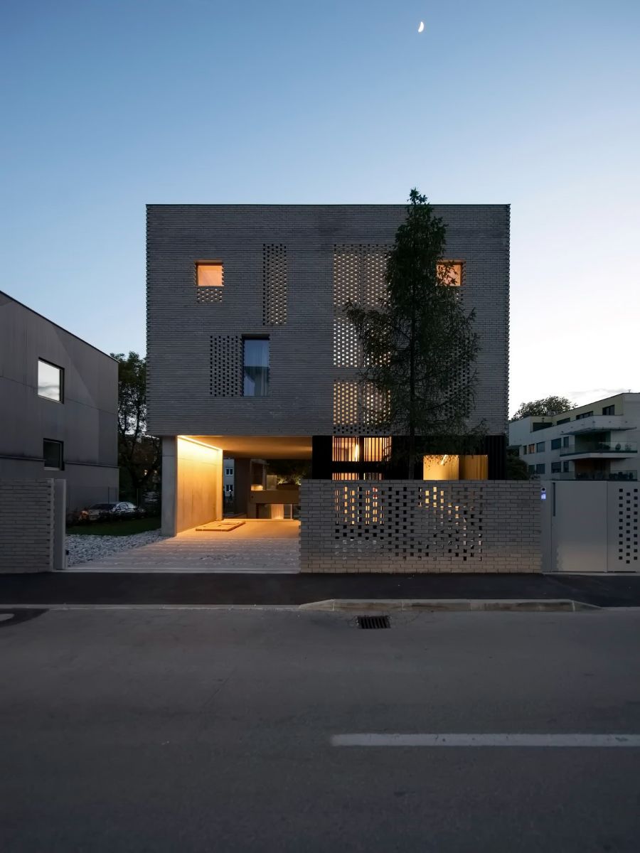 The resulting volume is wrapped in a perforated brick fabric in the exposed facades towards the street that act as a lattice and provides privacy.