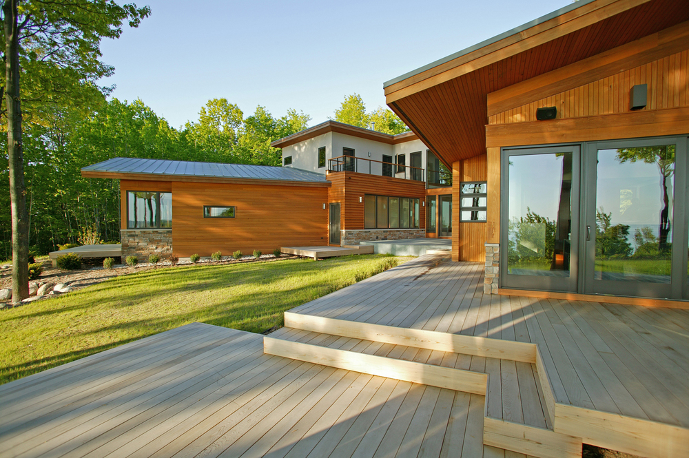 A house made of a layered mosaic of solid and opaque elements. In the morning, the glassy façade welcomes daylight and affords stunning views of the lake.