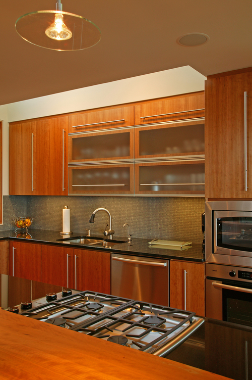 This kitchen has a mix of wood cabinetry and metal appliances and fixtures that complement each other wonderfully, resulting in an exquisite design. 