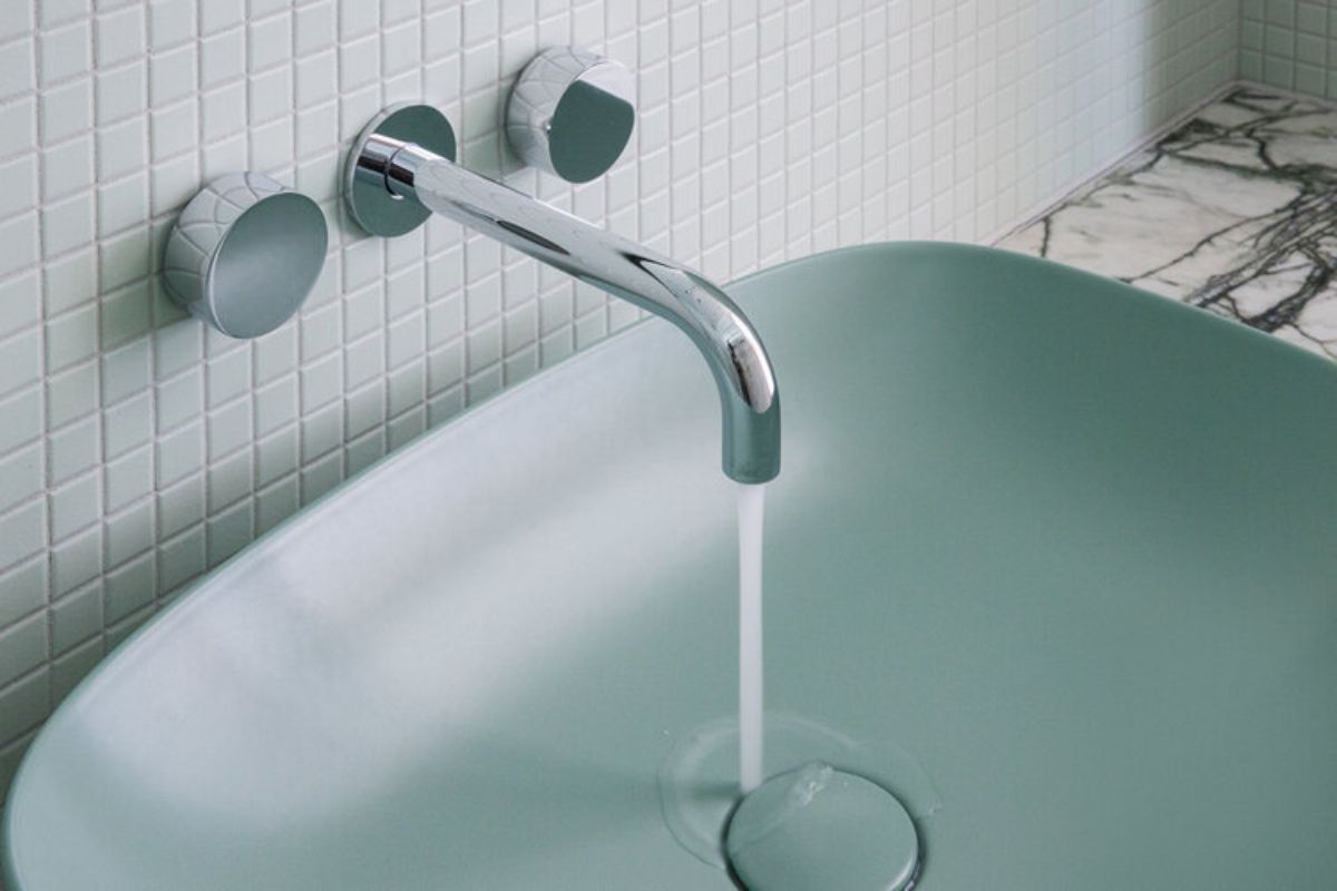 Stainless steel shower room wash basin faucet.