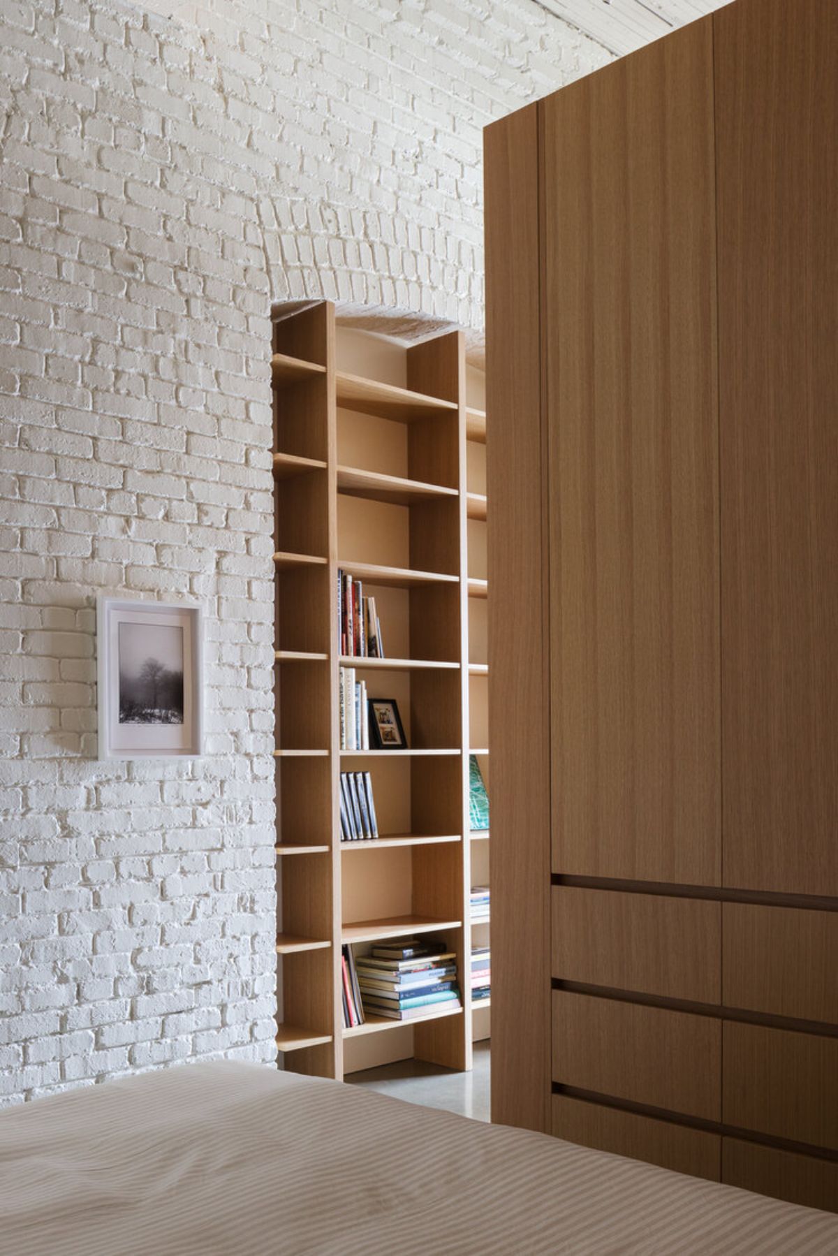 Wall-mounted open shelves cabinet.