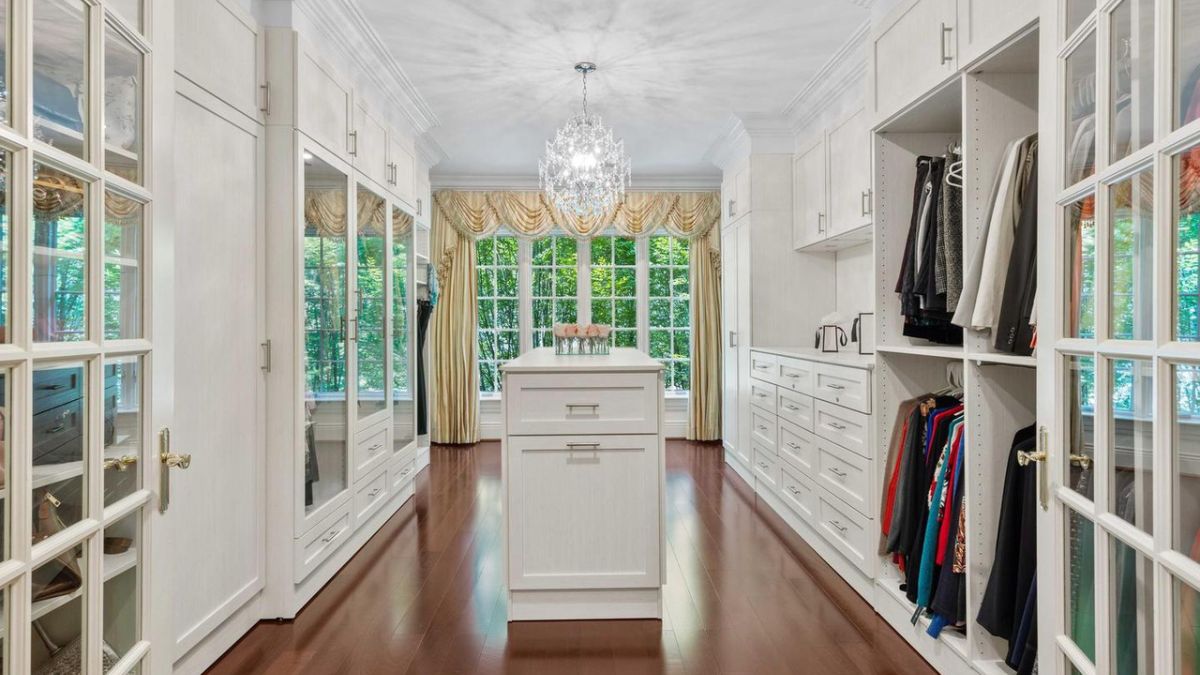 Walk-in closet