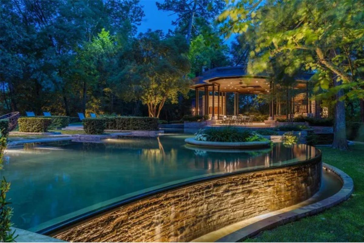 Spacious swimming pool area. 