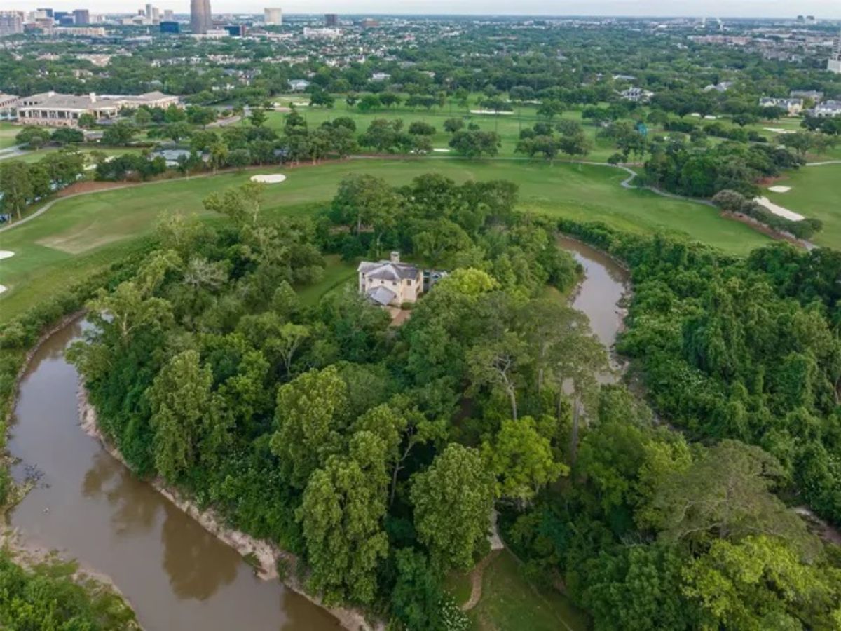 Aerial view of the surroundings. 