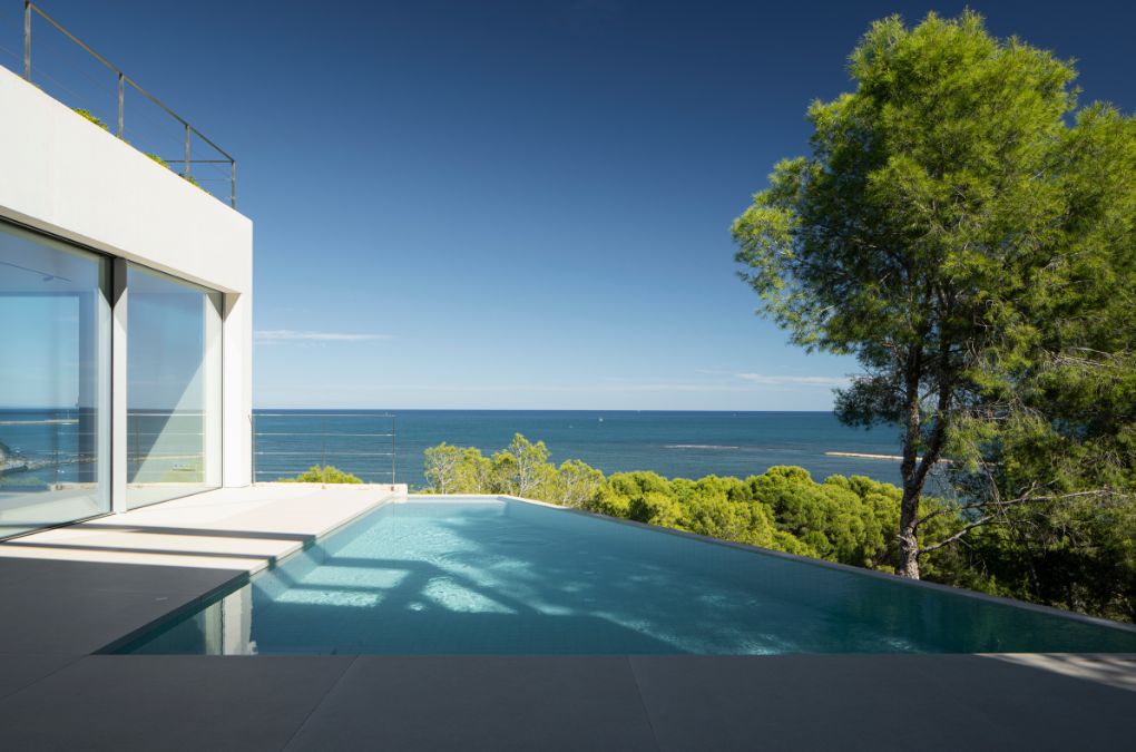 A large swimming pool with a view of the ocean