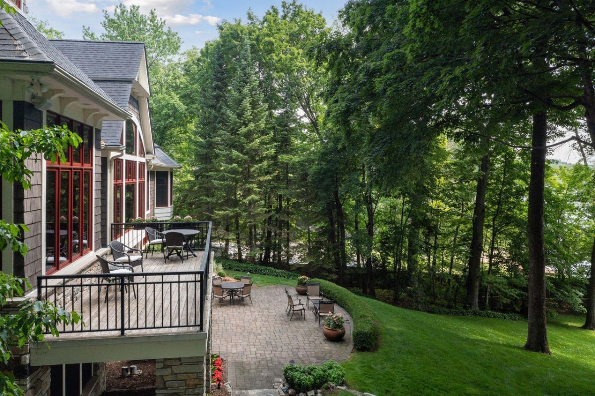 Balcony with a table, chairs and a view of the backyard.