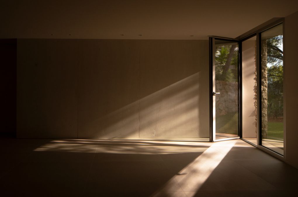 An empty room with glass door