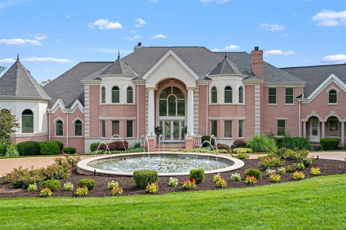 Mansion's front view featuring the fountain.