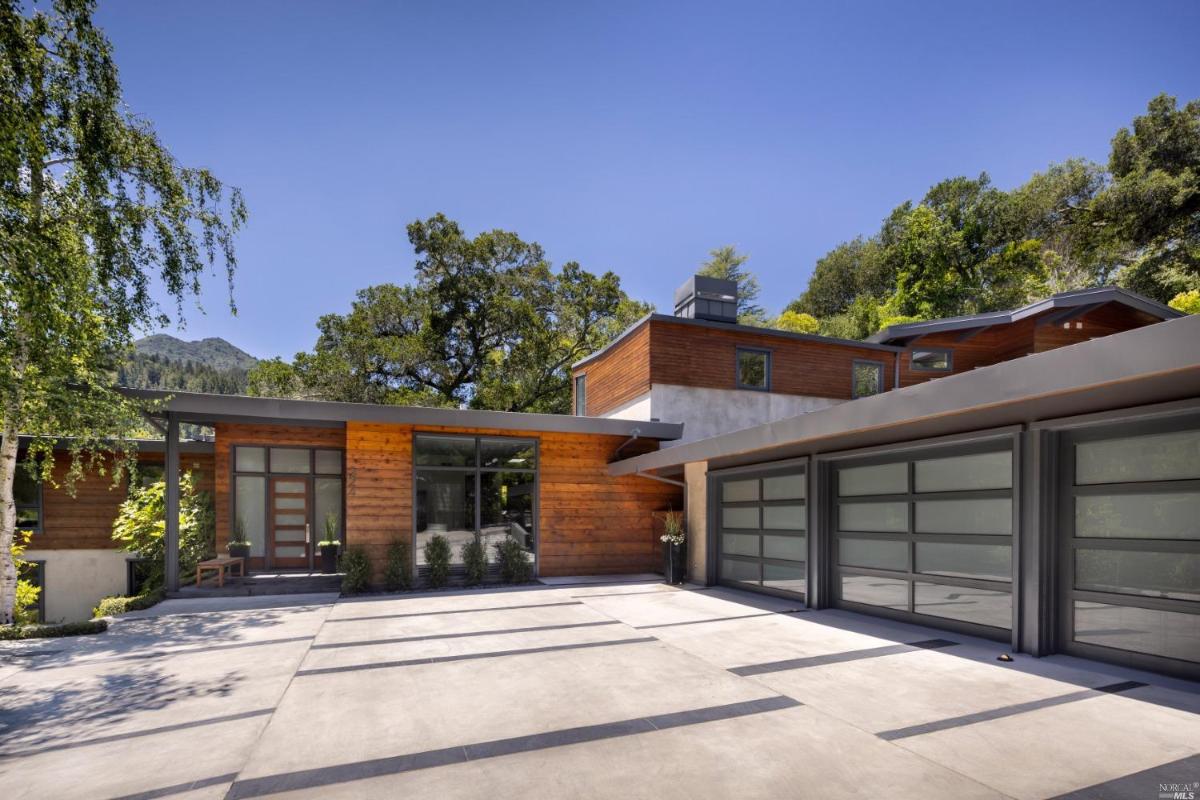 Garage with spacious driveway.