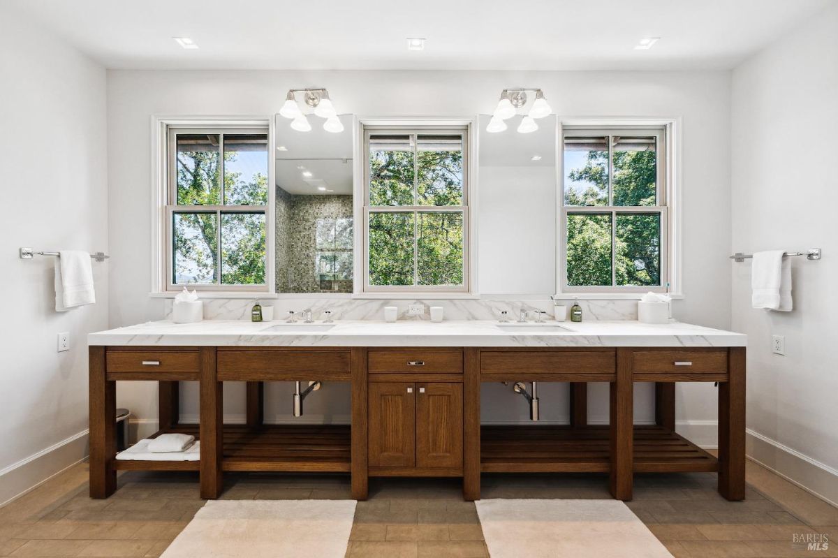 Bathroom with sinks.