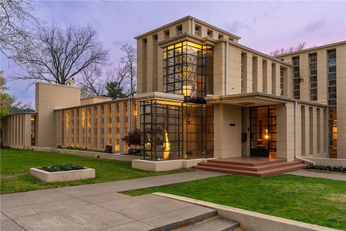 Front view of the mansion in Birmingham Ave, Tulsa, OK.