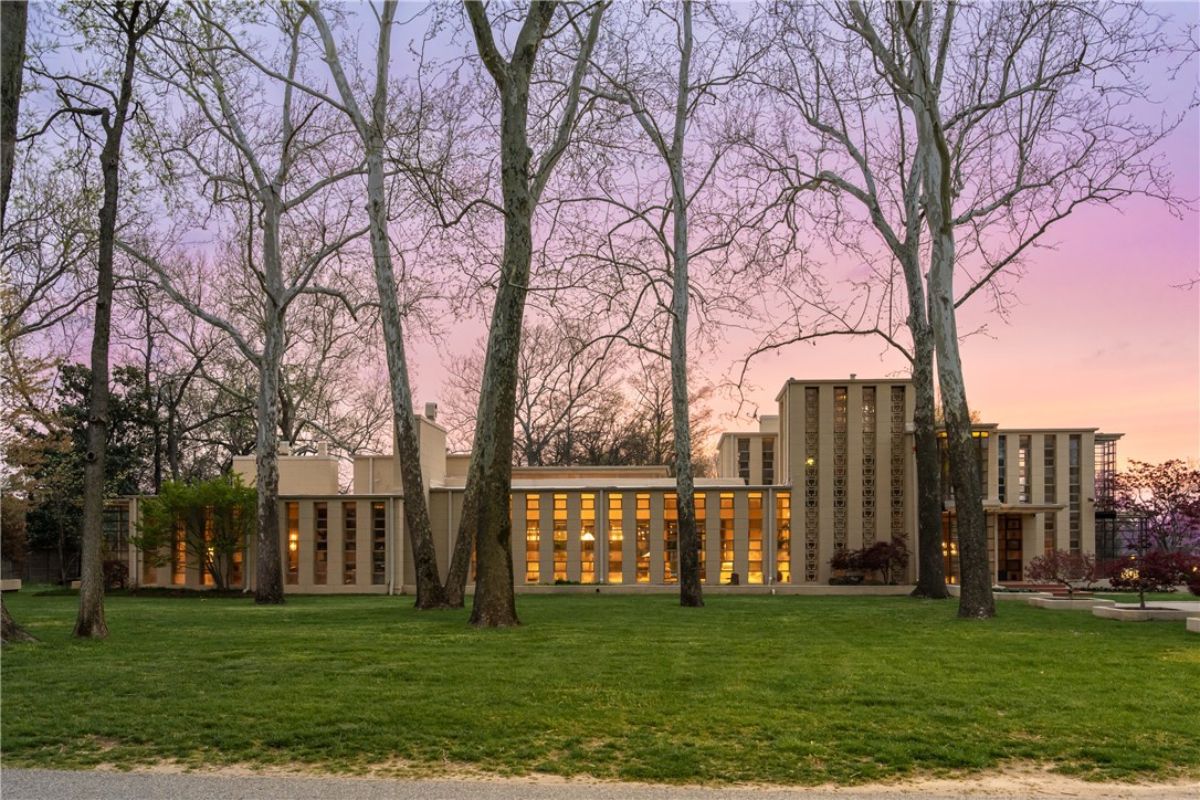 Mansion's spacious lawn