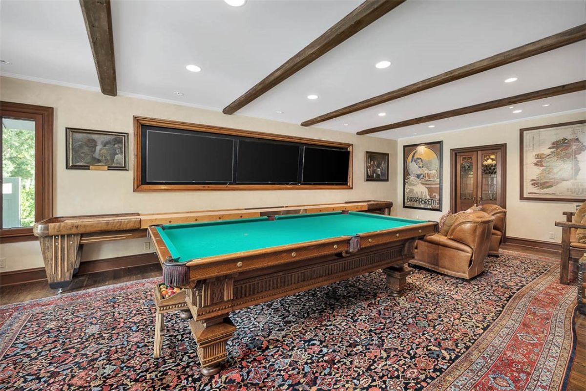 Pool table in the recreational room