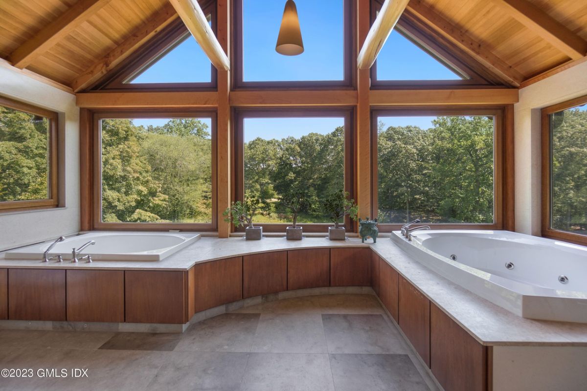 Bathtub in the bathroom