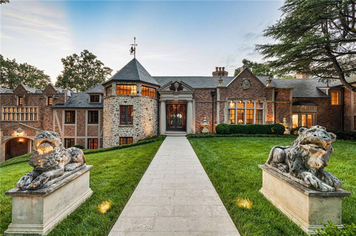 Front entry of the mansion.