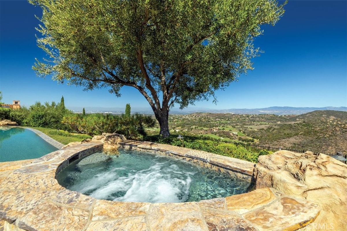 A swimming pool with jacuzzi