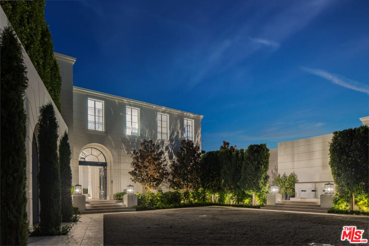 Front entry of the mansion.