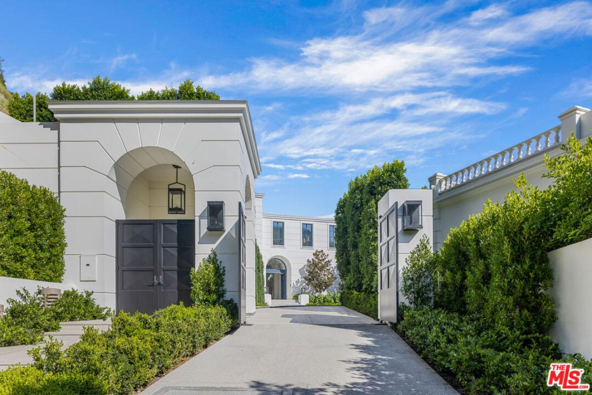 Front gate of the mansion.