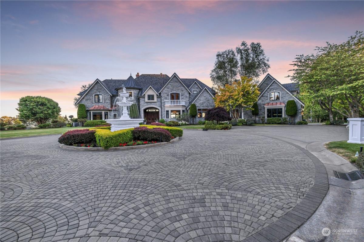 Front view of the mansion with a fountain.