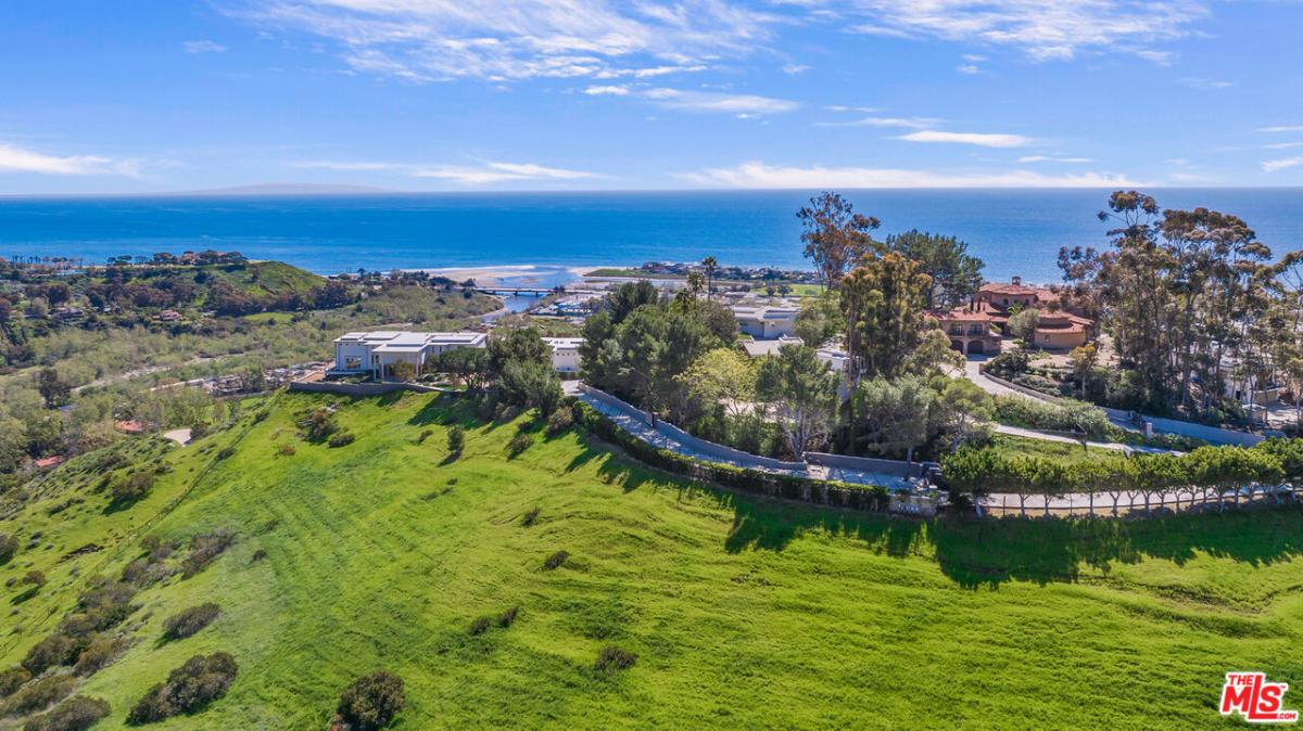 Aerial view of the mansion.