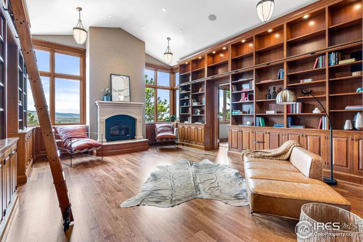 Reading nook with bookshelves and a fireplace.