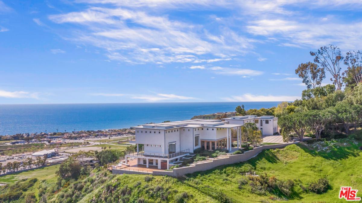 Aerial view of the mansion.