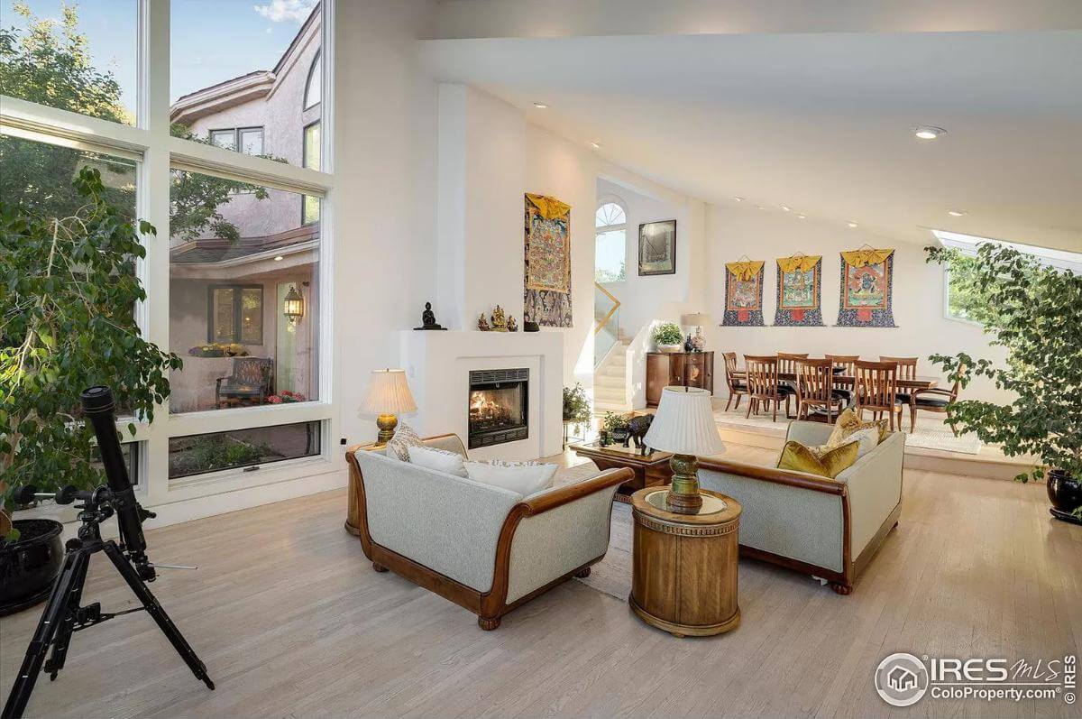 Living room with cotemporary sofas and a fireplace adorned by a colorful artwork.