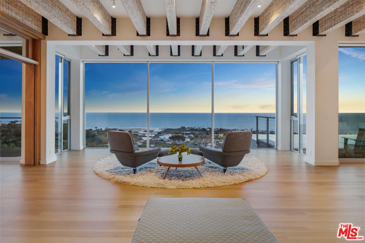 Sitting area overlooking the ocean.