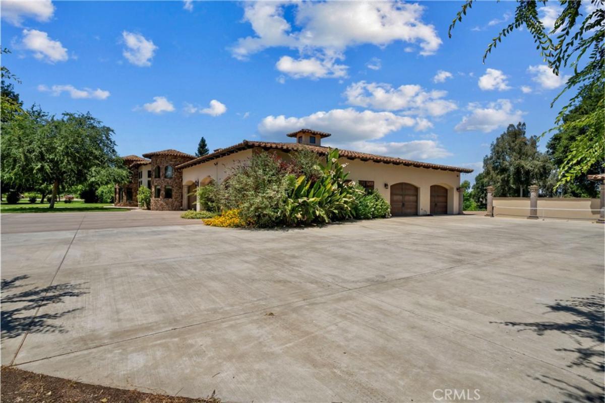 Garage with spacious driveway.