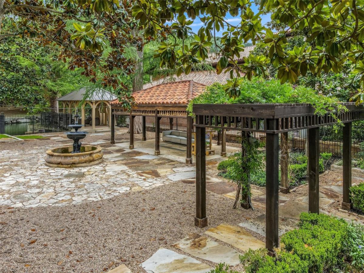 Al fresco with a fountain.