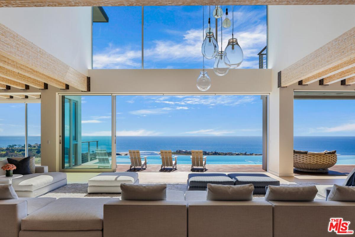 Living room overlooking the pool and the ocean.