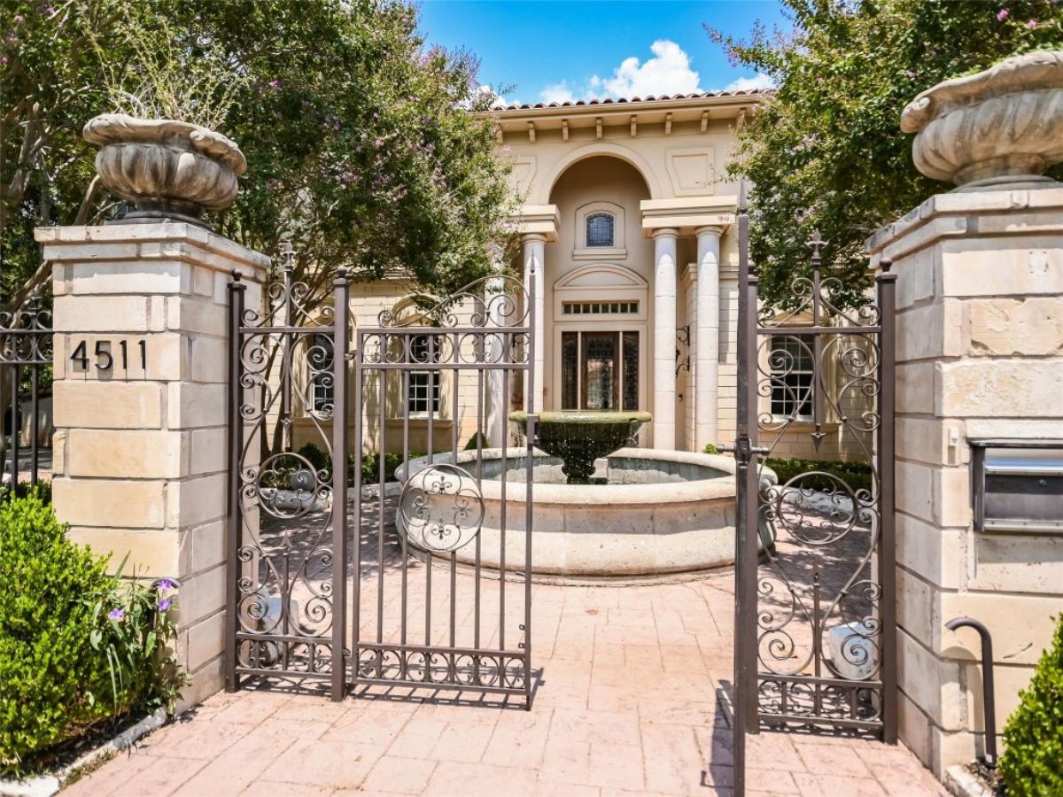 Main gate entry of the mansion.