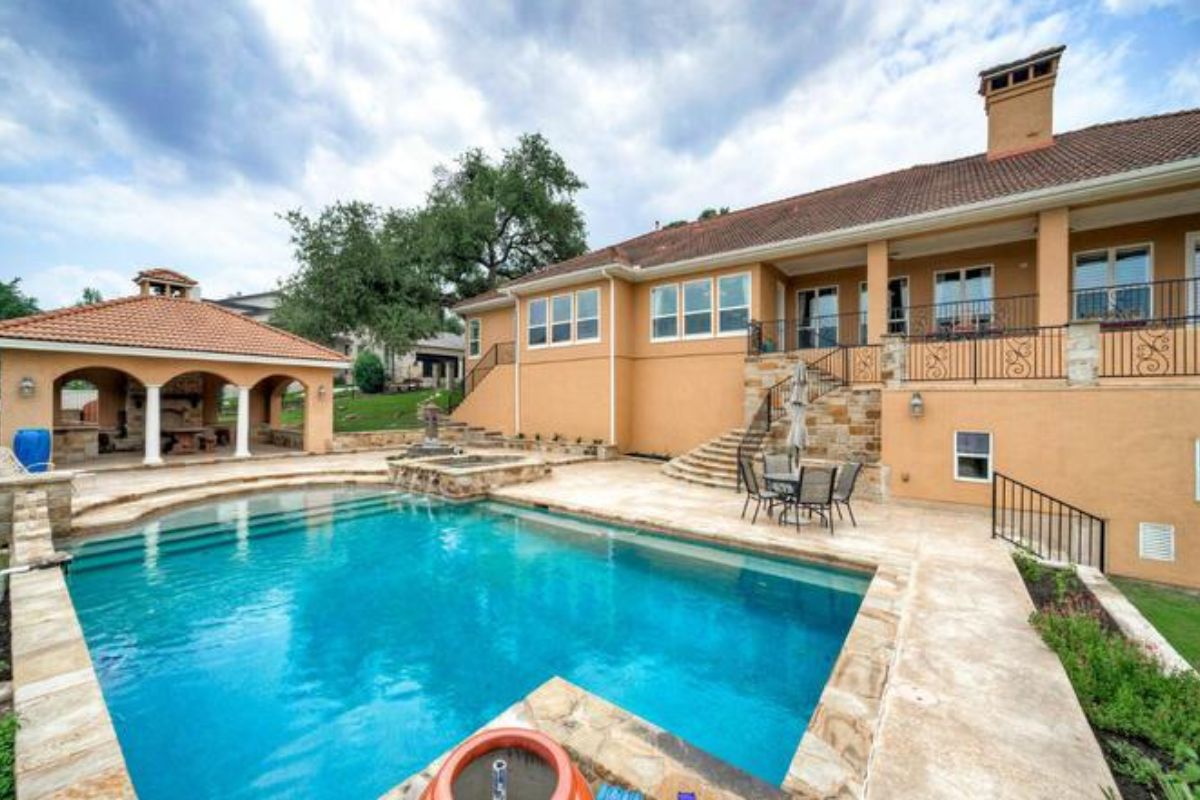 A swimming pool with a Jacuzzi.