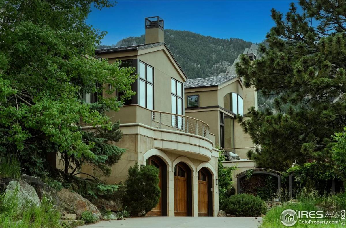 Garage with spacious driveway.